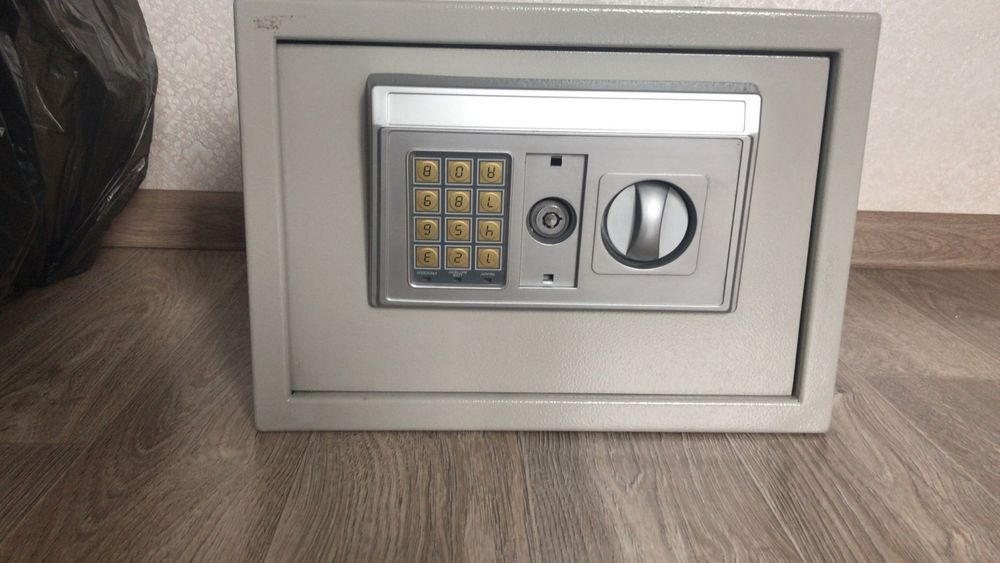 Продам отличный сейф.