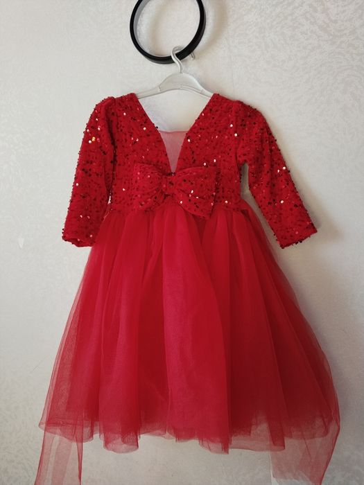 Продаю платье красное, новое