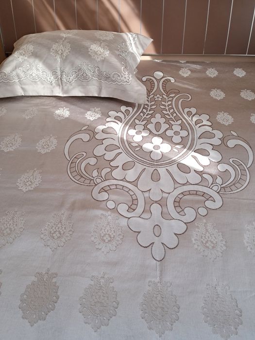 Для декора квартиры покрывало, подушки,плед,