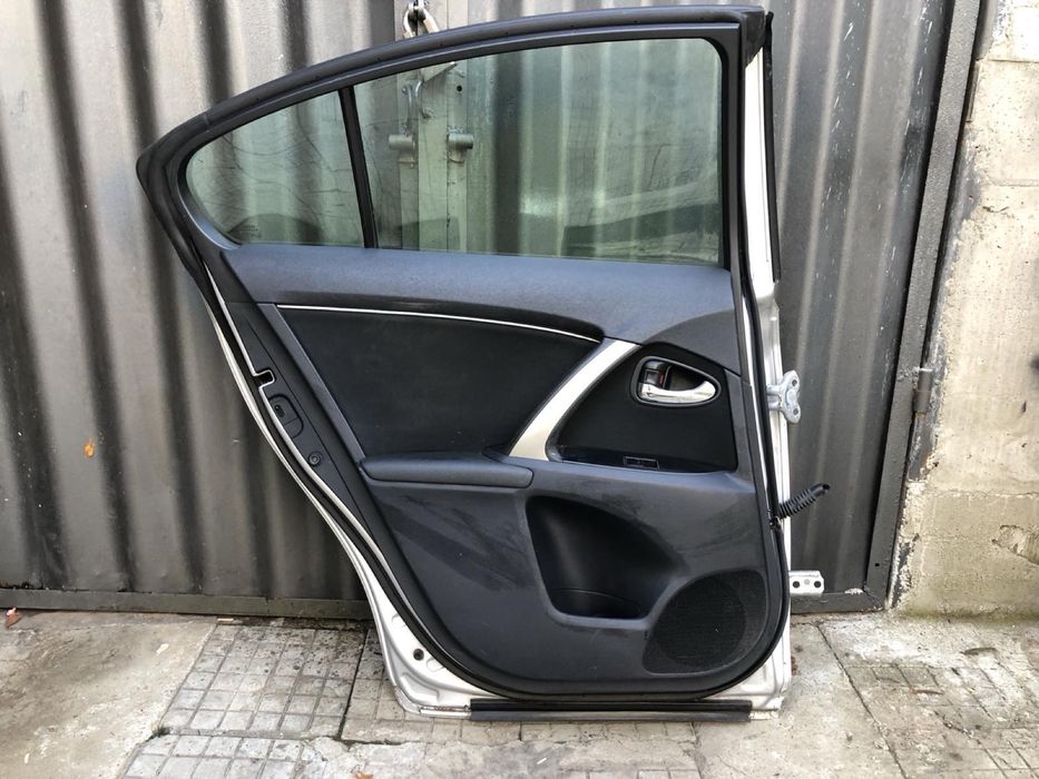 Задна лява врата за тойота авенсис седан/Totota avensis T27 09-14г