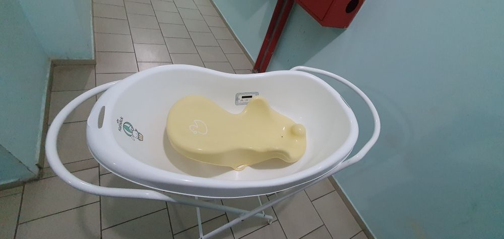 Детская ванна с подставкой