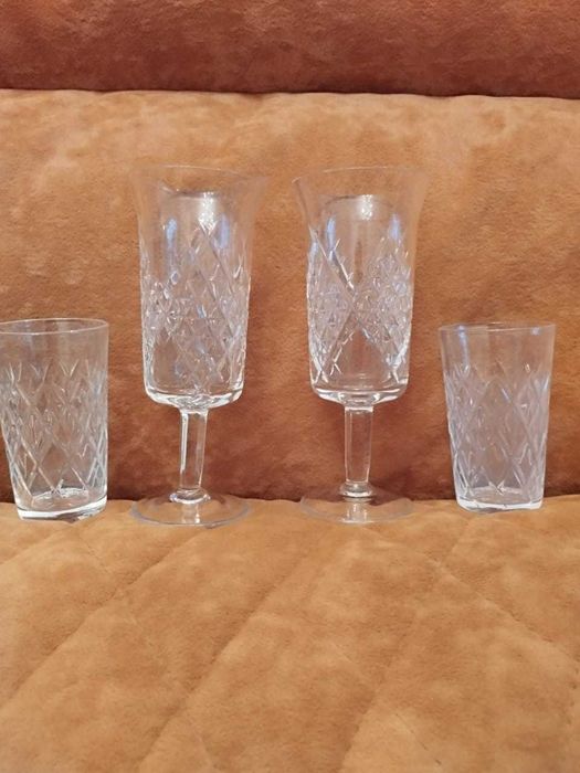 Хрусталь, фарфор, фужеры, вазы.