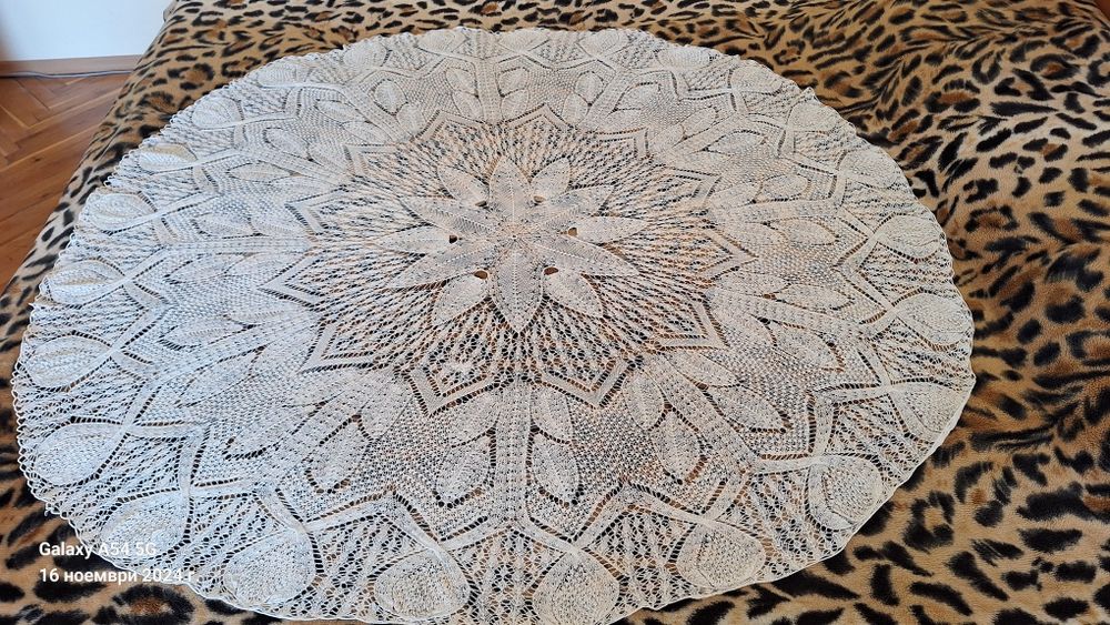 Ръчно плетена  кръгла покривка за маса.