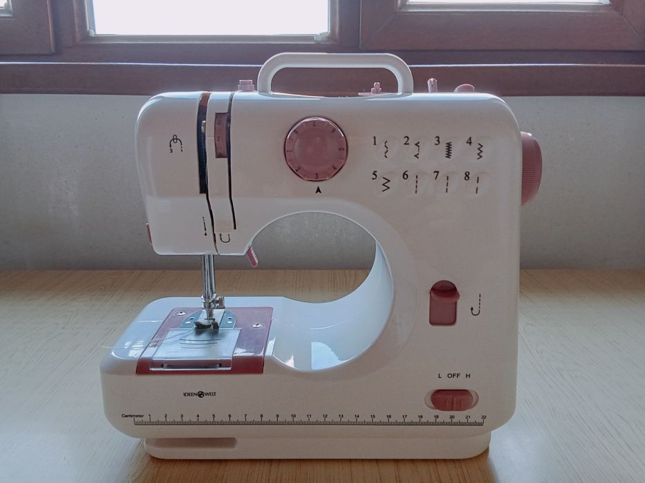 Компактная швейная машинка