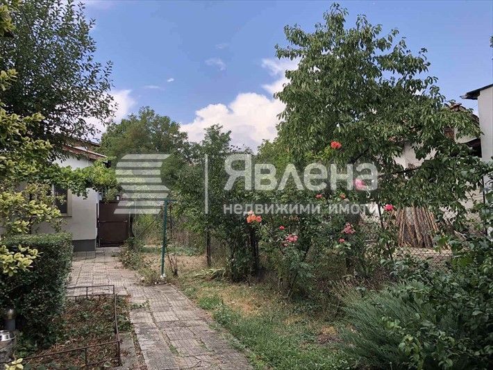 Самостоятелен етаж от къща с допълнителна постройка