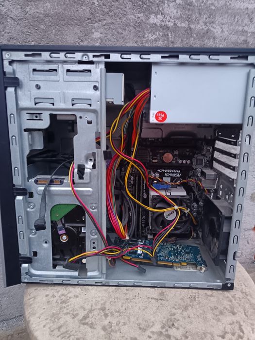 Vând Carcasa  Pc