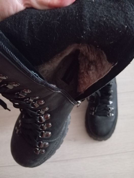 Продам женские ботинки