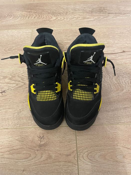 Vand ghete Air Jordan Retro 4 Thunder Black Yellow