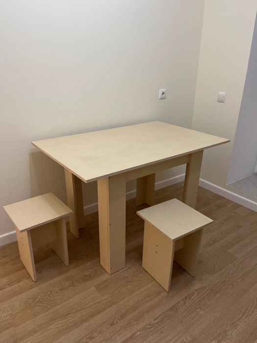 Продам кухонный стол с 3 стульями