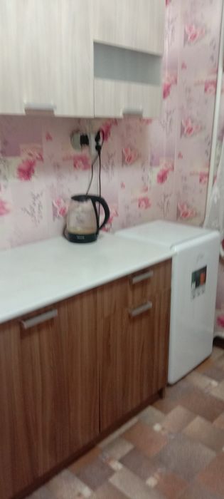 Сдается квартира в районе 1000 мелочей где кафе.  Хан