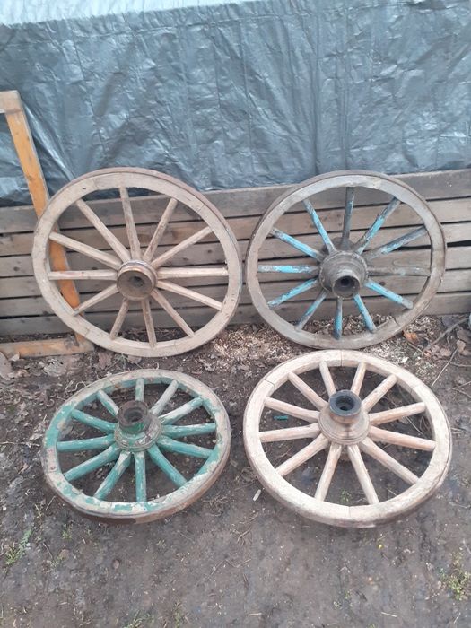 Колела от дървена каруца.