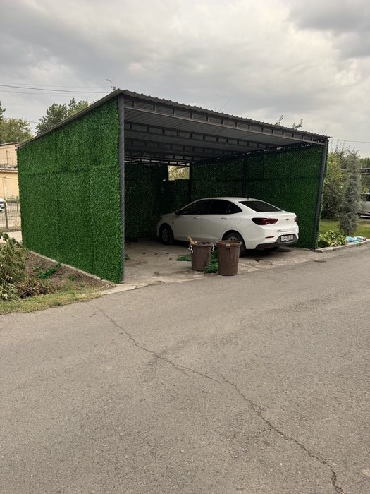 Suniy gazon chim zabor devor