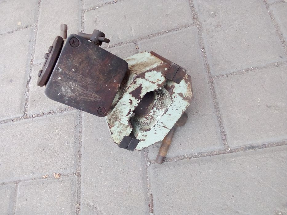 Продам советские тиски универсальные