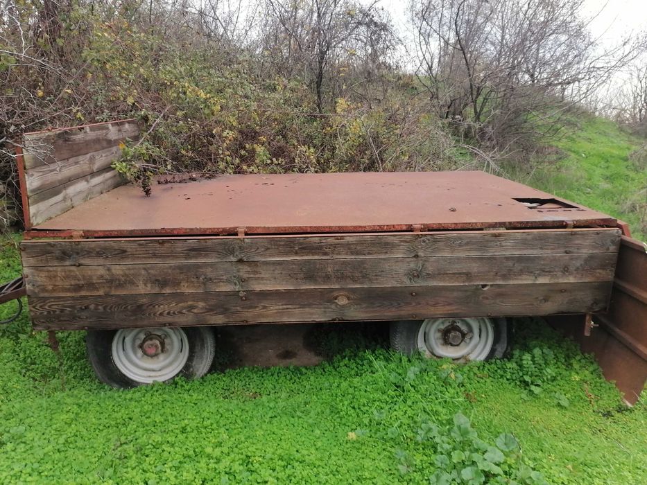 Продавам трактор DT 20  5500лв и инвентар  и ремарке самосвал