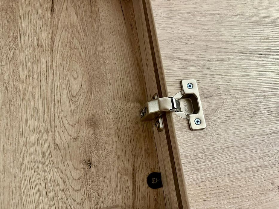 Шкаф распашной бежевый