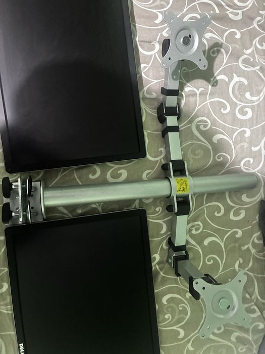 Два монитора със стойка Dell P2414Hb