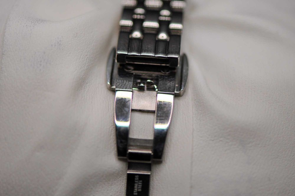 Швейцарски дамски часовник с диаманти - Raymond Weil Tango 5790