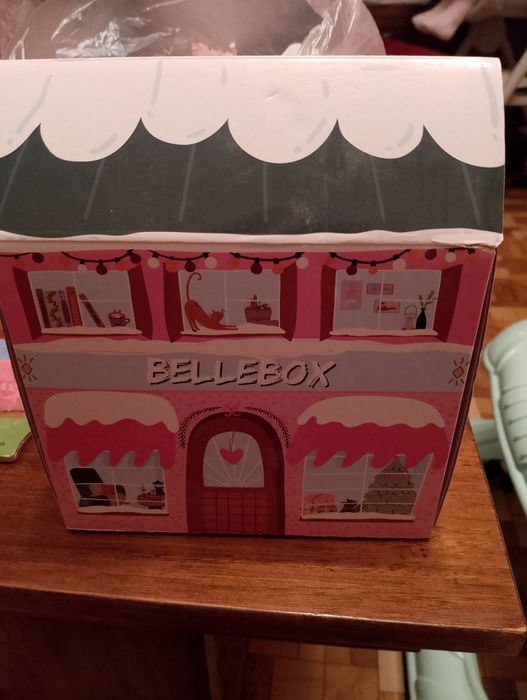 Красива визия, страхотно съдържание и перфектно състояние. Ако искаш да зарадваш себе си или приятелка с качествена козметика в уникална опаковка, тов