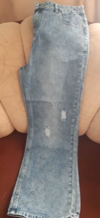 Vand adidasi si blugi noi, ambele produse 200 lei.