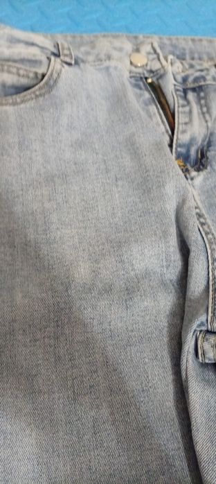 Продам голубые джинсы