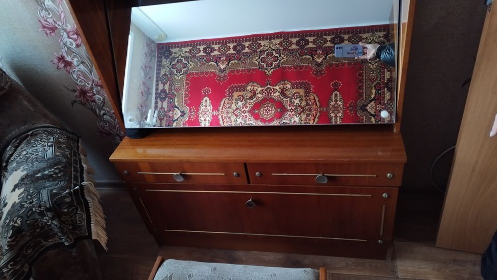 Продам трюмо с зеркалом