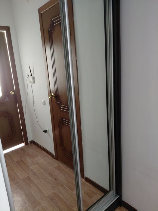 Продам шкафчик с зеркальными дверьми.