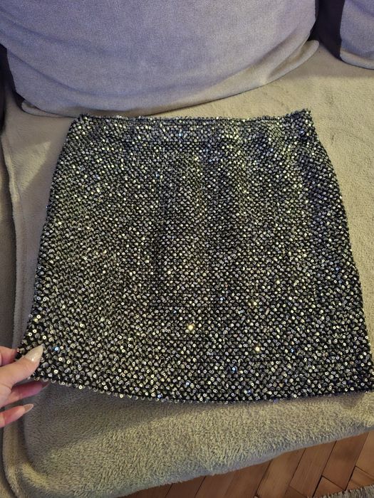 Много блясък ,пола покрита с пайети ,удобна и стилна