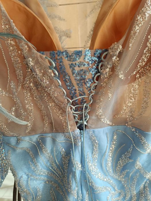 Официална рокля с пера