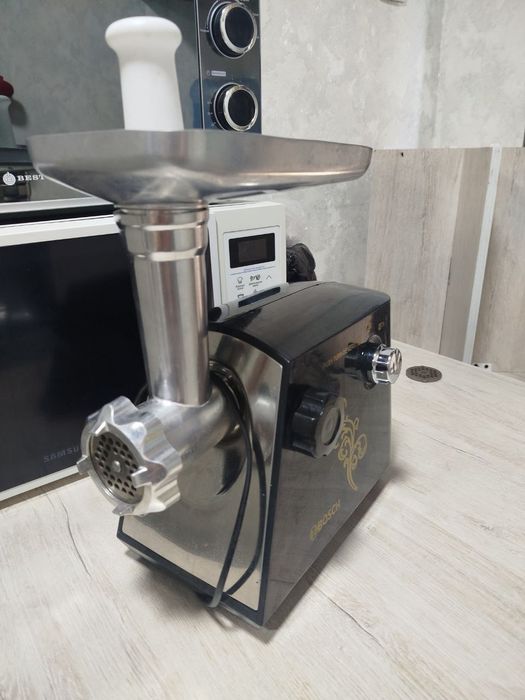 Продается своя электро мясорубка Бош