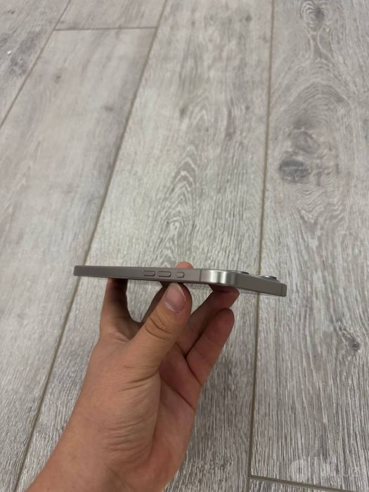 iPhone 15 Pro y Skidkada
