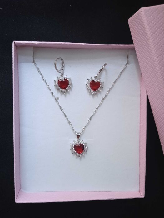 Нов,масивен, дамски сребърен комплект,със сърца. 12 различни. В кутия.