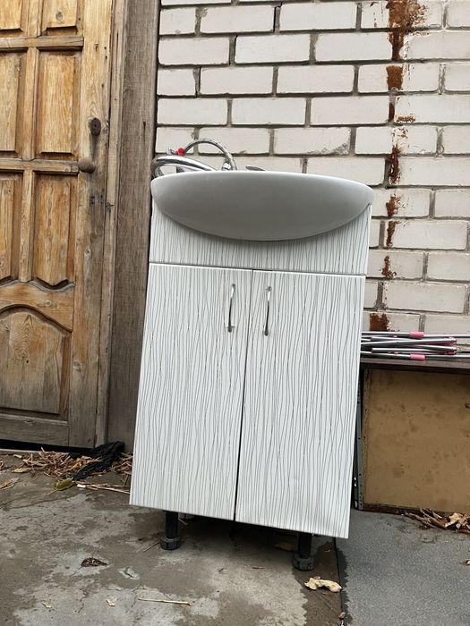 продам унитаз и раковину с шкафчиком,