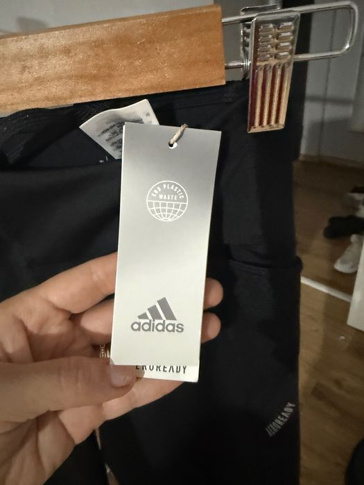 Colanti adidas, noi, cu eticheta