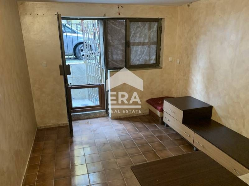 Изключителна ВЪЗМОЖНОСТ! ПОД НАЕМ! Търговско ПОМЕЩЕНИЕ в Идеален ЦЕНТЪ