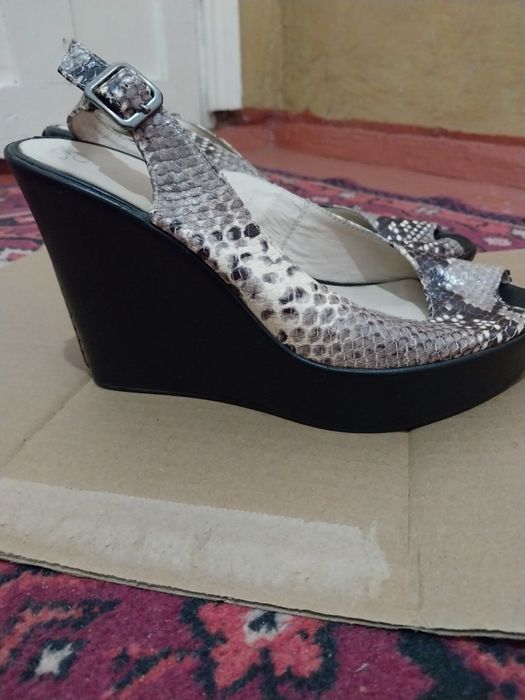 Продам  босоножки