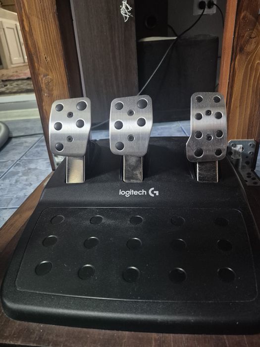 Volan Gaming Logitech Driving Force G29 + Shifter + suport de lemn cu scaun de Iveco.