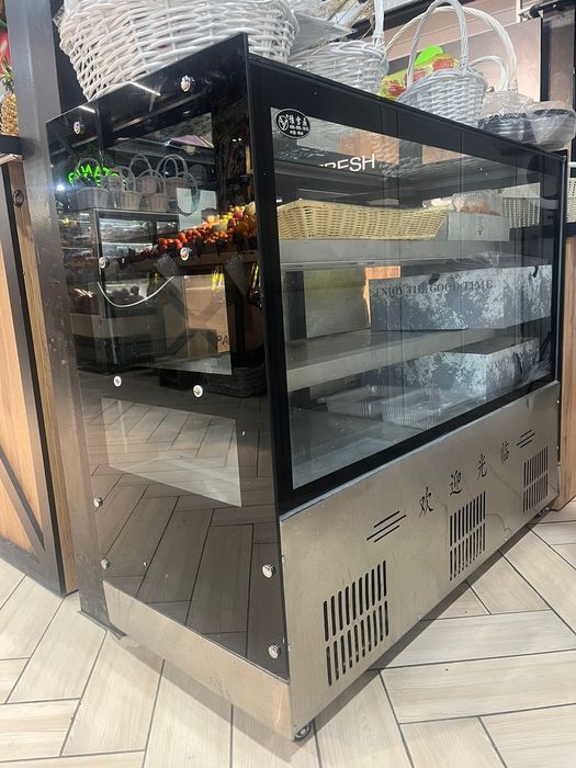 Продам витрину холодильную кондитерскую