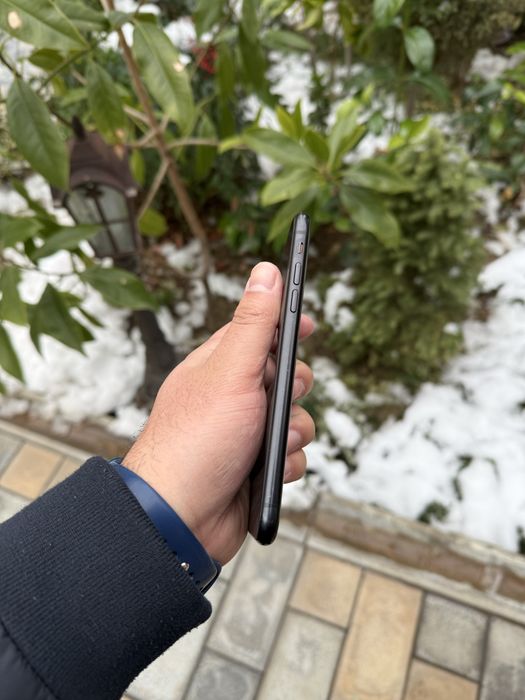 Iphone xr ayfon xr 64gb qora sotiladi tel ideal aybi yo face ishlidi