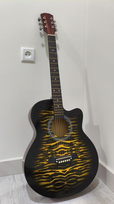 Gitara akustika yangingi pashti ushalmagan