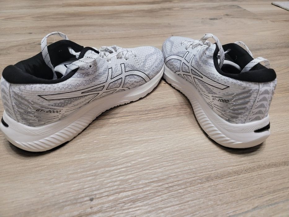 Продаю кроссовки Asics