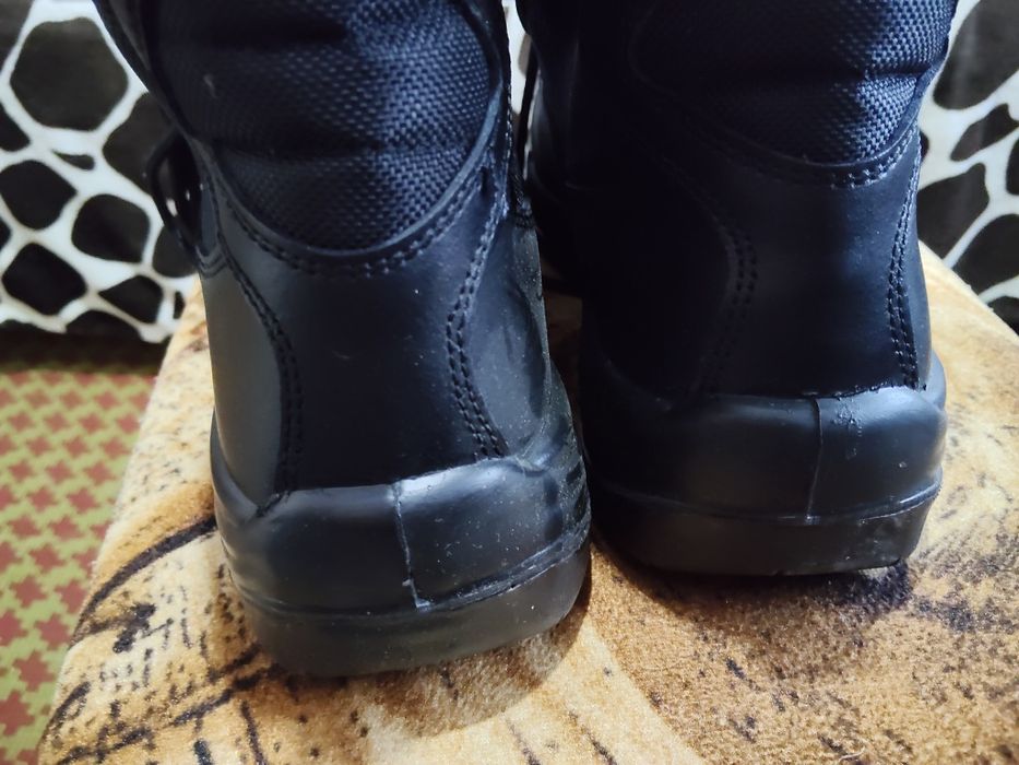 Vând bocanci mărimea 44