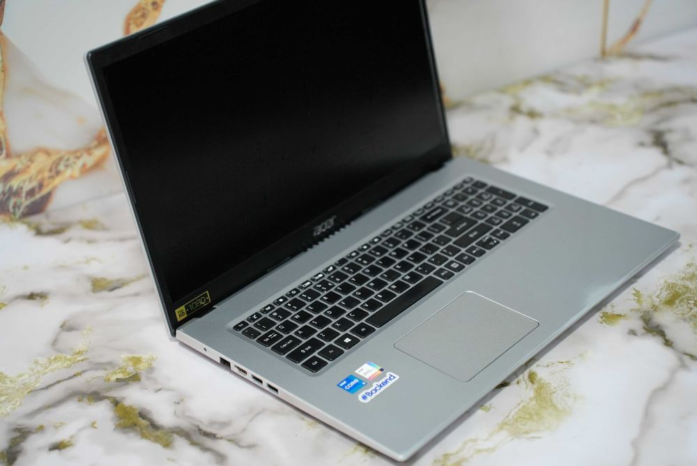 Acer Aspire A317-53 • i5 11-gen • 8GB • 512GB SSD • 17.3"