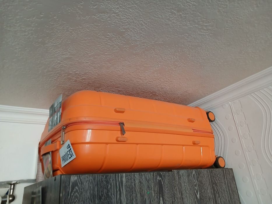 Чемодан на колёсиках