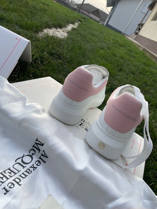 Vând Alexander McQueen