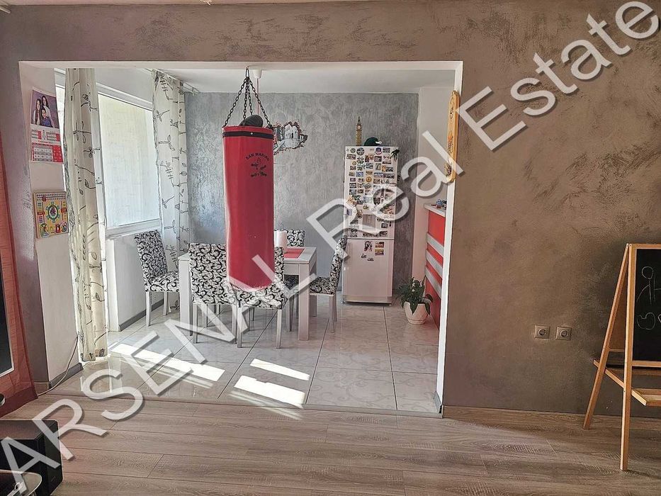 Дава се под наем Тристаен апартамент в София, Дървеница - 117 кв.м за 740 € - Снимка #2