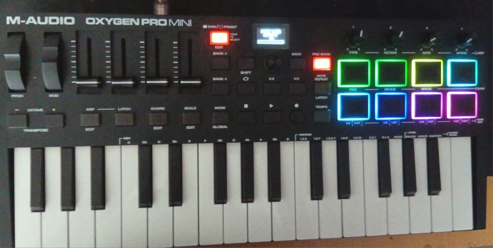 MIDI-клавиатура M-Audio