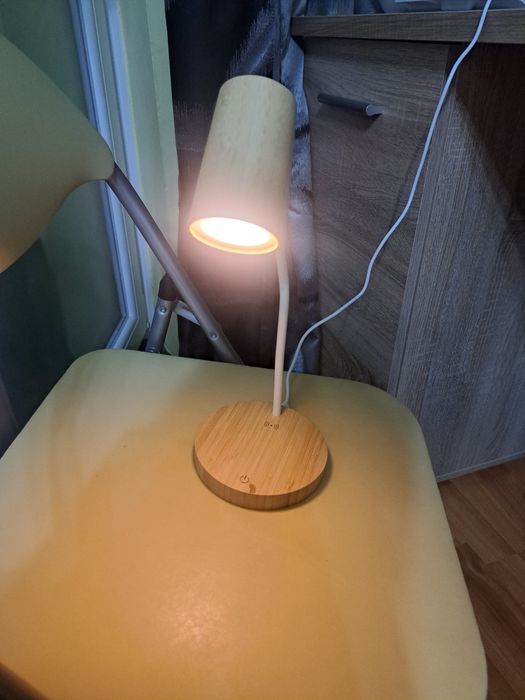Lampa de birou care incarca wireless telefoane