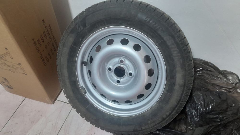 Продам запаску с диском  195/65 R15 бу