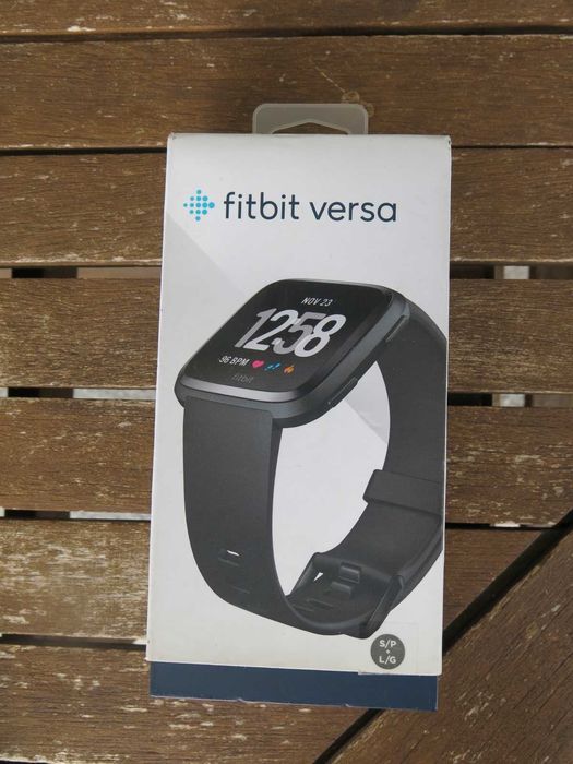 Спортен смарт часовник Smartwatch Fitbit Versa, Черен