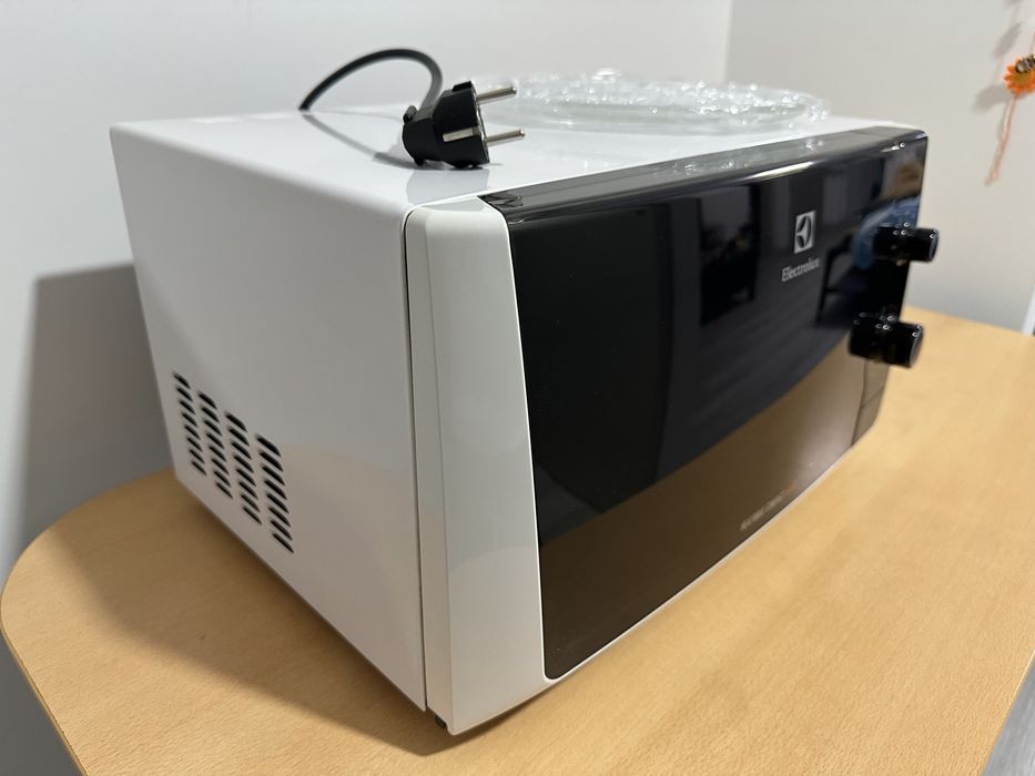 Cuptor Electrolux cu microunde de 800w